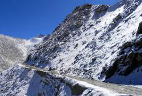 Đường đèo Khardung La được xem là 1 trong những đèo cao nhất thế giới có độ cao 5.602m. Đây là con đường nối North Leh với Shyok và thung lũng Nubra của Ấn Độ.